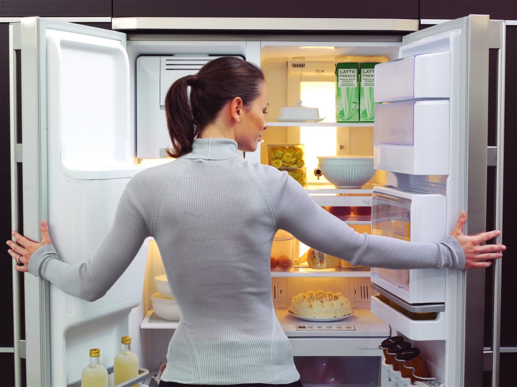 Бронирование хостела и хранение продуктов в холодильнике